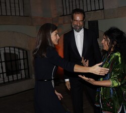 Su Majestad la Reina recibida a su llegada por la artista Lita Cabellut